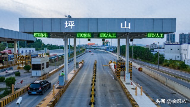 国庆高速人工排长队，ETC车道秒过，实测办ETC的‘真香点’与‘坑’