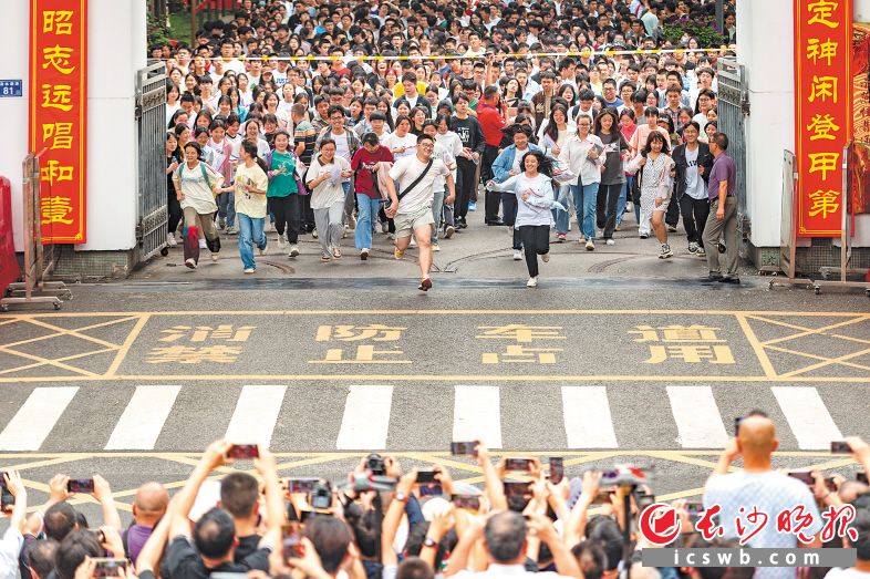 长沙7.86万名学生参考高考作文关注AI