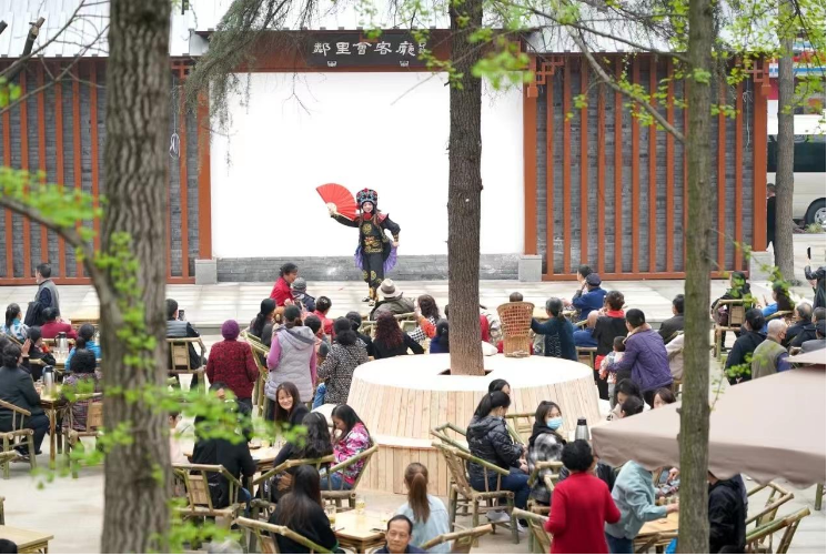 城市小微公共空间整治提升_违章高发城市治理_推动城市管理融入基层治理