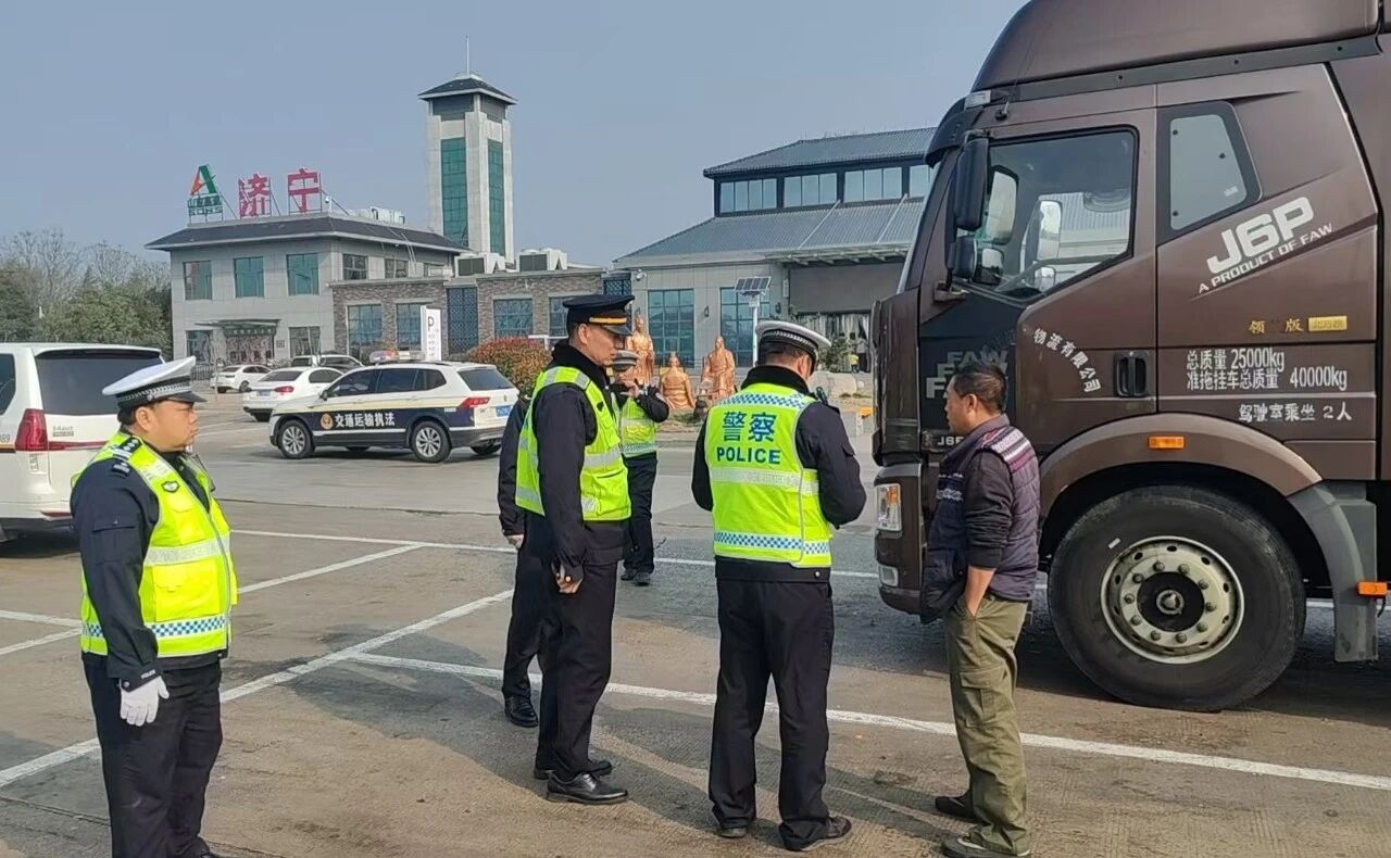 市交通运输局开展高速联合执法行动，提升治理效能保畅通