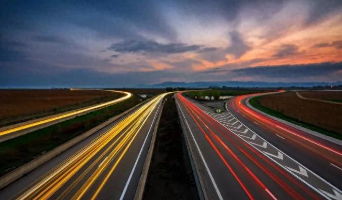 高速公路相关英语词汇：highway、expressway、overpass等