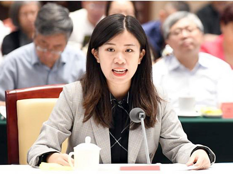 重庆一位90后美女教授，博士生导师。她拥有剑桥大学硕士学位和博士学位。来自牛津大学。毕业后她回到中国。