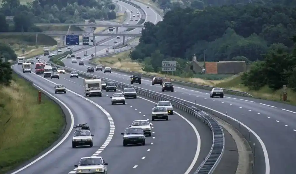 汽车交通事故原因分析_高速限速_汽车超速规定解读