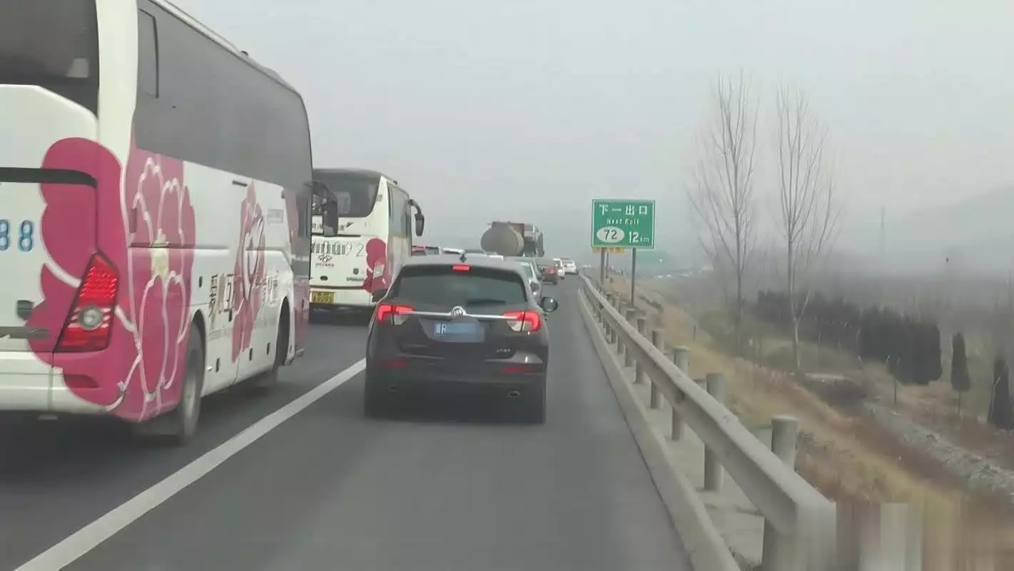 应急车道堵车原因_侥幸心理导致走应急车道_高速车道