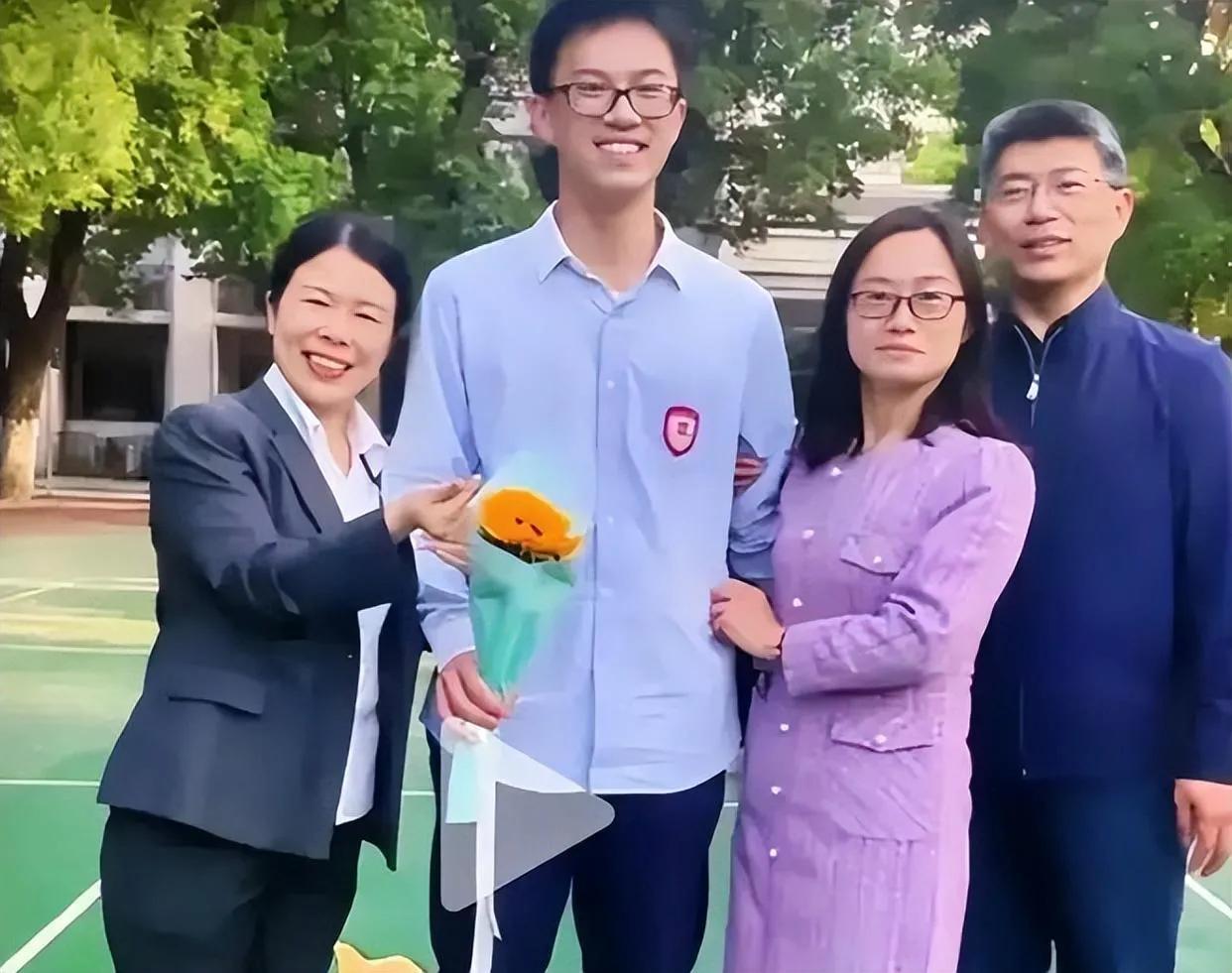 高考状元_江西高考状元杨一鸣_杨一鸣语文答题卡工整字迹