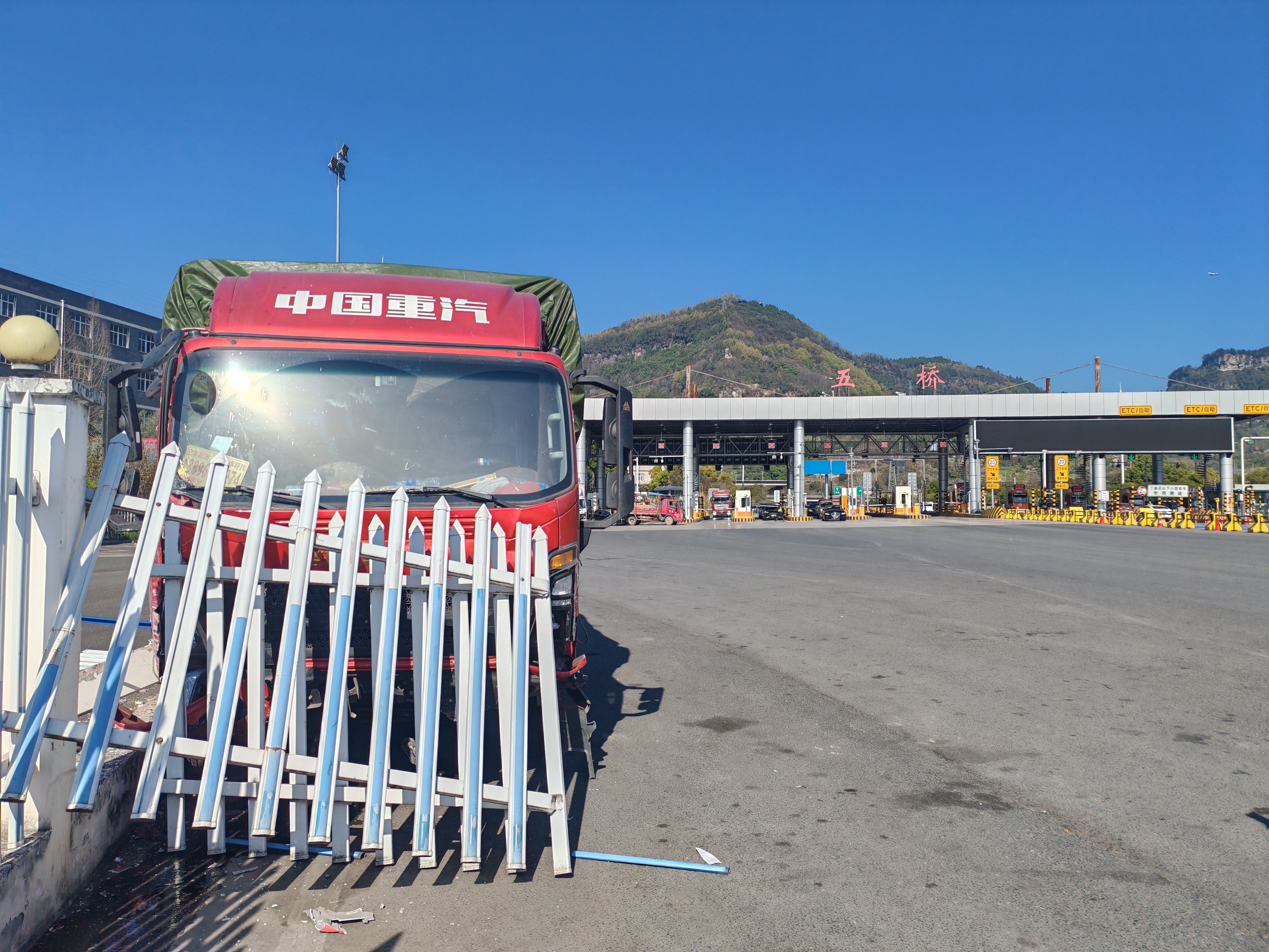 3月10日G69银百高速五桥收费站货车事故紧急救援