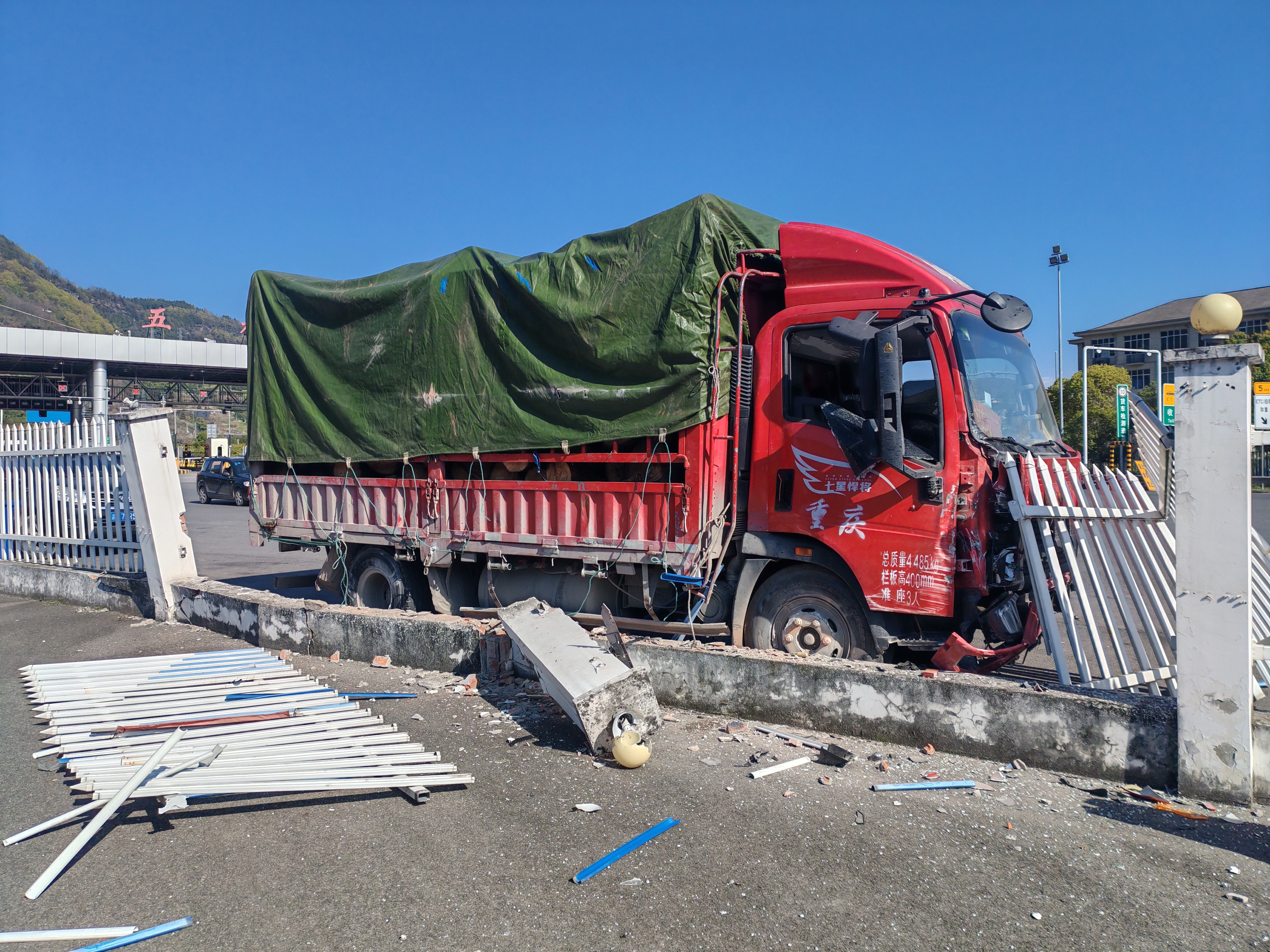 G69银百高速五桥收费站 刹车失灵 连环碰撞救援_高速救援