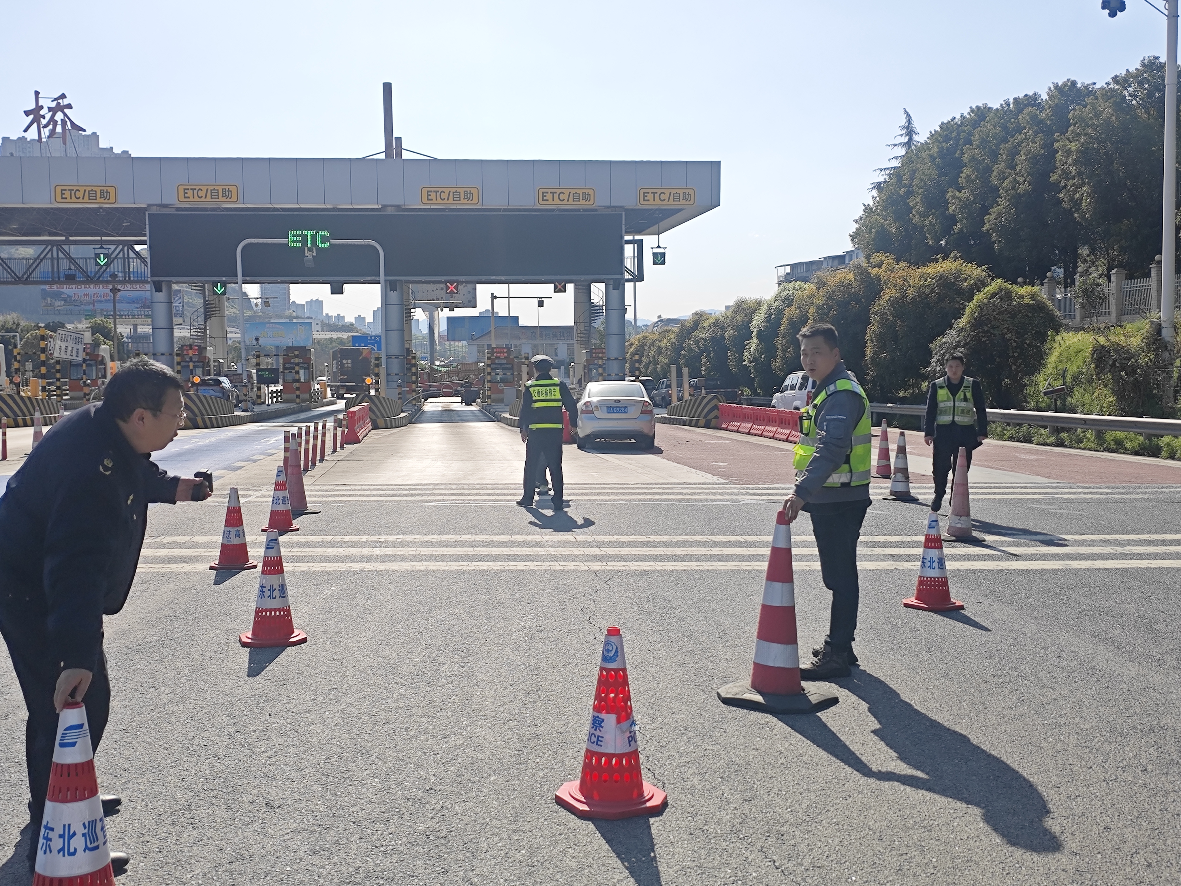 高速救援_G69银百高速五桥收费站 刹车失灵 连环碰撞救援