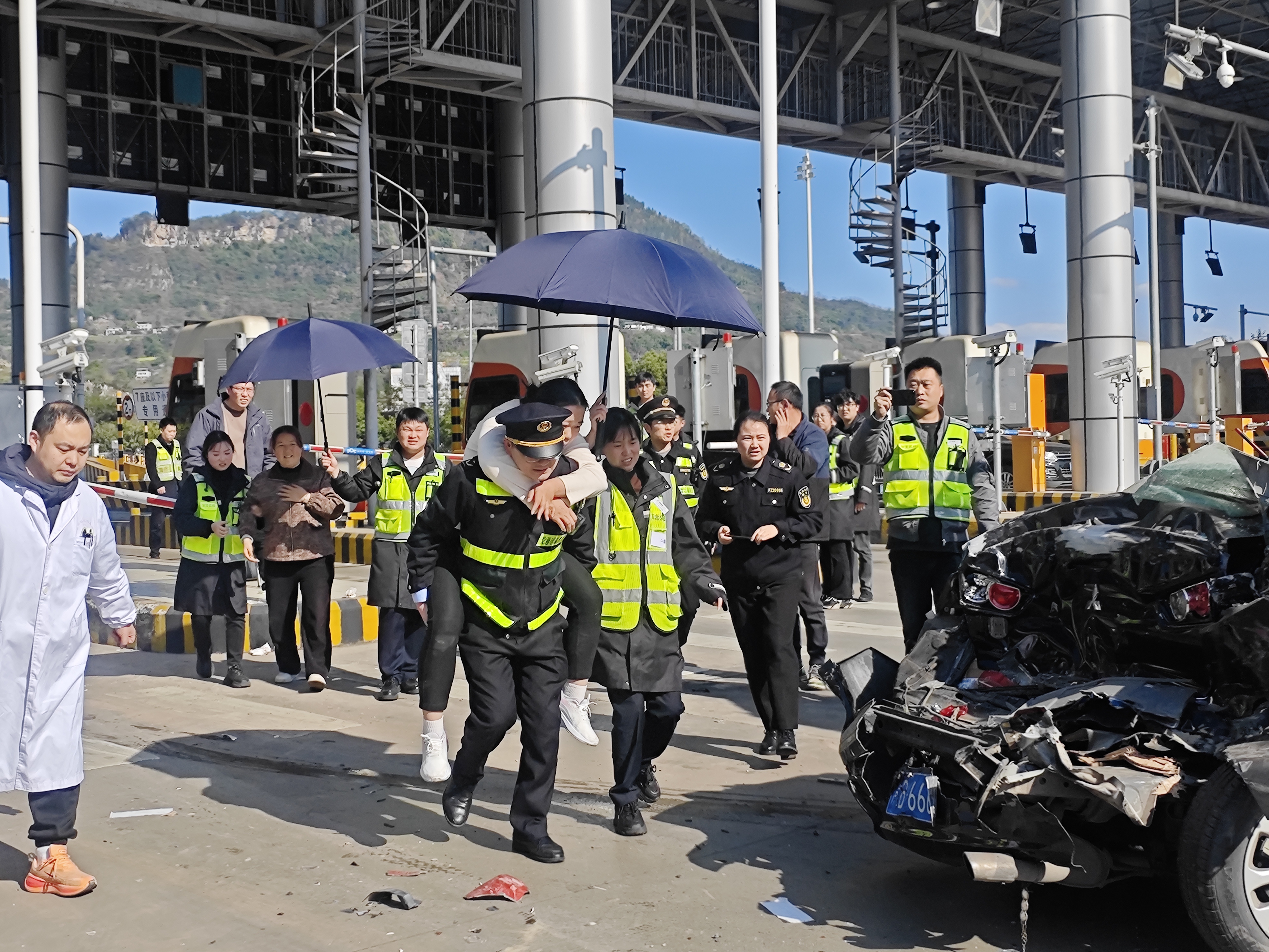 高速救援_G69银百高速五桥收费站 刹车失灵 连环碰撞救援