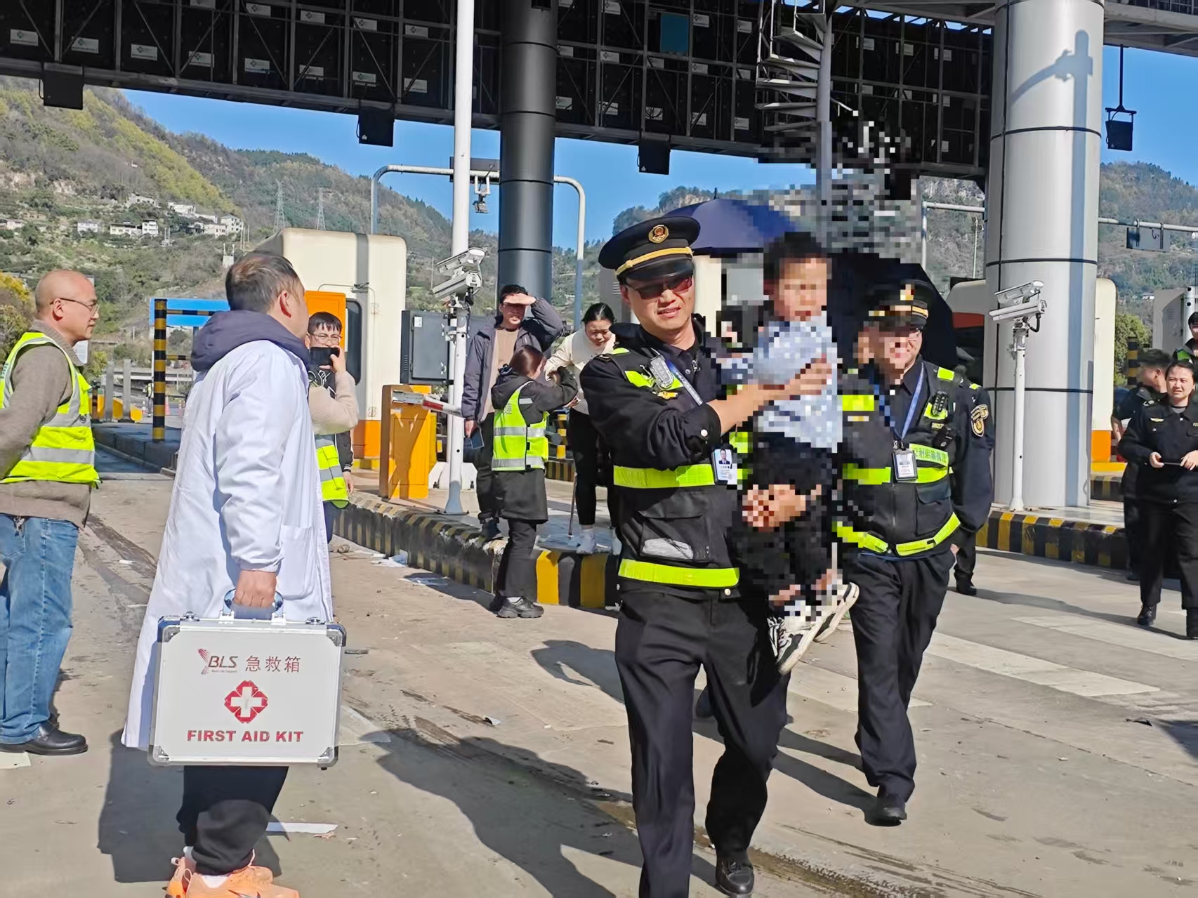 G69银百高速五桥收费站 刹车失灵 连环碰撞救援_高速救援