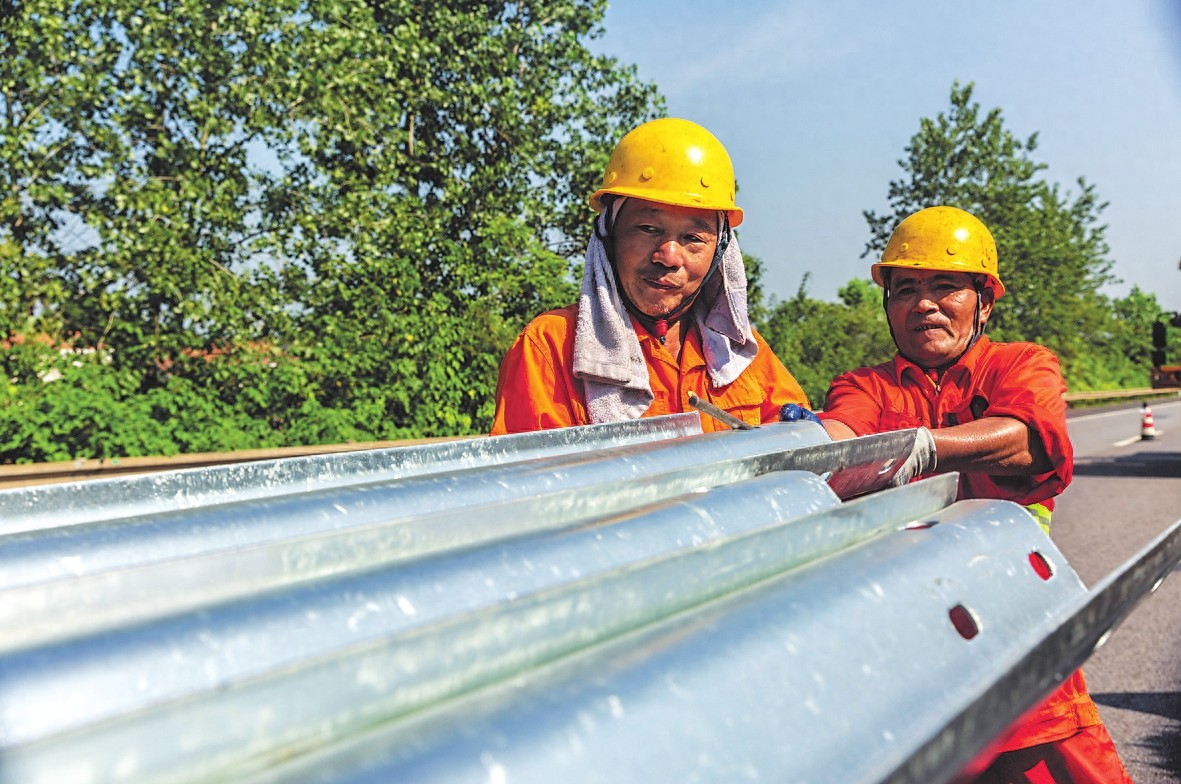 高温下的坚守！湖南高速岳阳养护工人全力保道路畅通