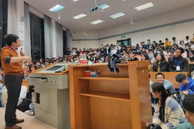 武大恋爱课走红！爬窗蹭课，学生对恋爱知识的渴望超乎想象