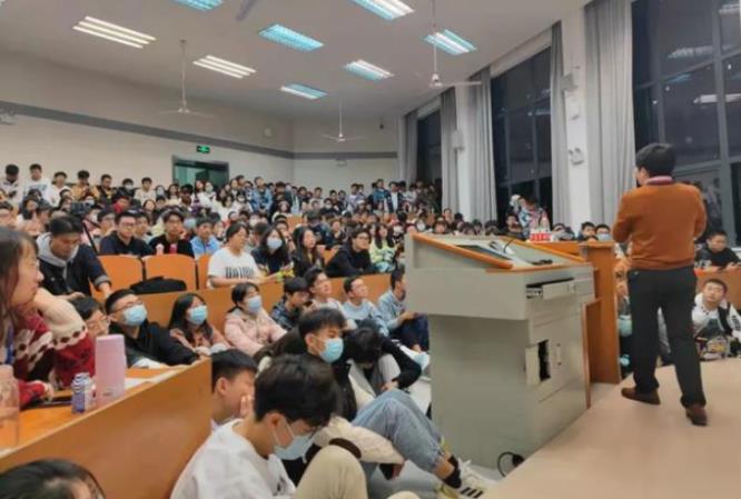 大学恋爱_武汉大学恋爱课 爬窗蹭课 喻丰教授恋爱心理学