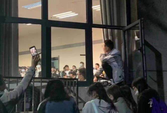 大学恋爱_武汉大学恋爱课 爬窗蹭课 喻丰教授恋爱心理学