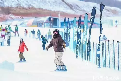崇礼成滑雪热门地，借冬奥热度，京张高铁助力冰雪游