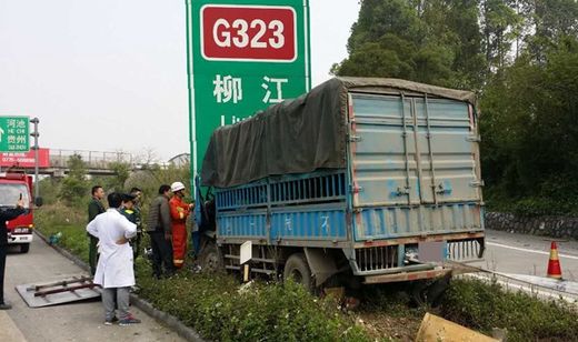 货车撞高速路牌致夫妇被困 疲劳驾驶酿事故