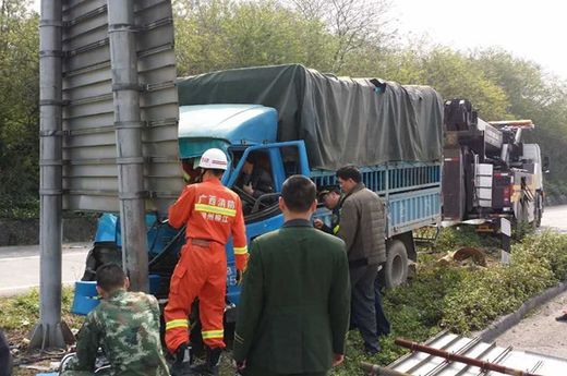 高速路牌_疲劳驾驶被处罚_宜柳高速货车撞路牌事故