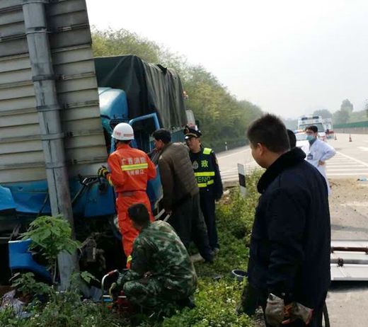 高速路牌_宜柳高速货车撞路牌事故_疲劳驾驶被处罚