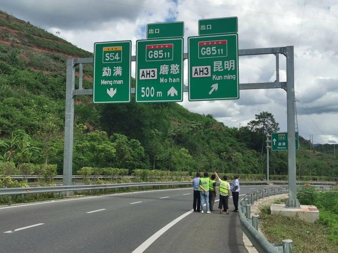 高速路牌标识变迁：从含英文到全中文，背后原因引人深思