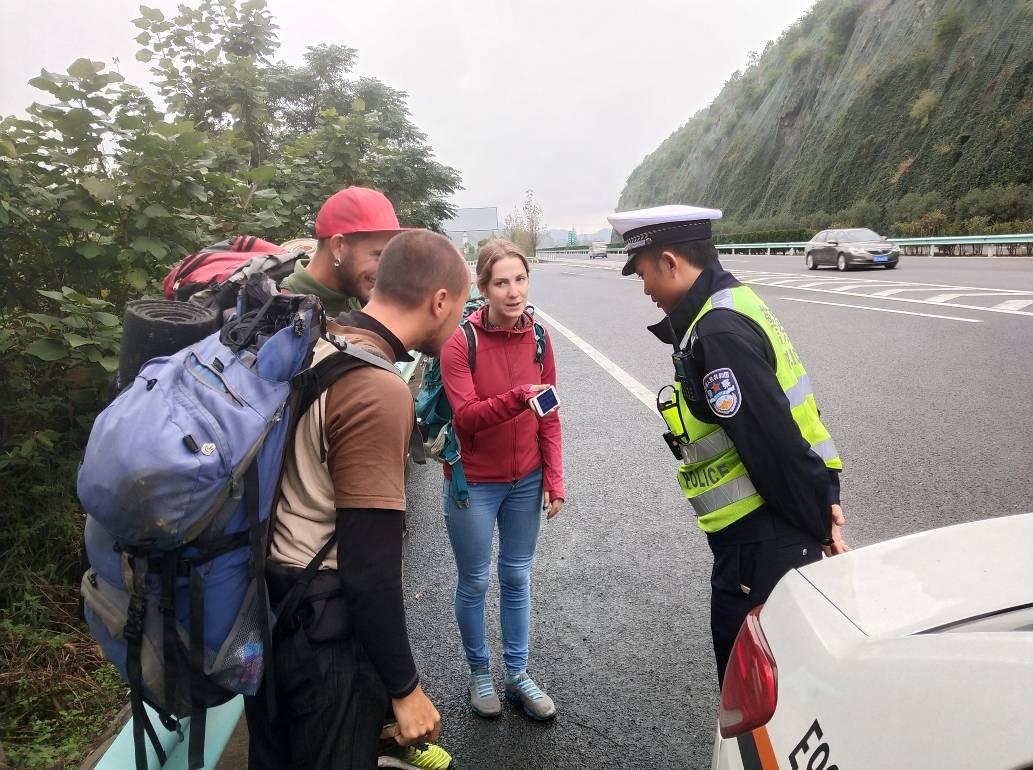 中国高速公路取消英文标识_高速路牌_高速公路中文标识政策变化