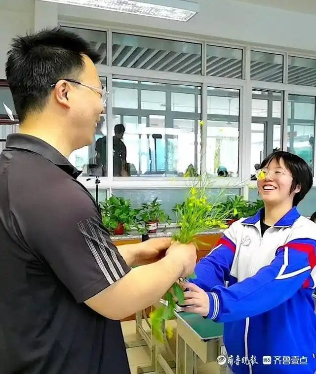 高三学生奋力拼搏_高考济南倒计时17天_高考倒计时