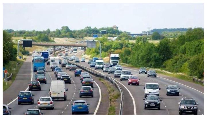 经常跑高速,请记住这4个驾驶技巧,每一个都很实用!