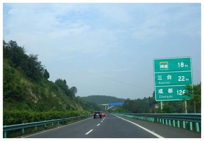 经常跑高速,请记住这4个驾驶技巧,每一个都很实用!