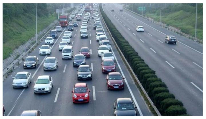 经常跑高速,请记住这4个驾驶技巧,每一个都很实用!