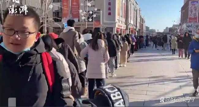 冬奥会冰墩墩纪念品火爆，大众热情高涨，一票难求